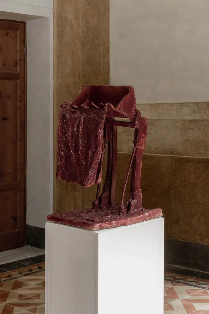 Cosimo Vella, La nostra fine la vostra fame 2025 _ ceramica smaltata _ 57x39x30 cm