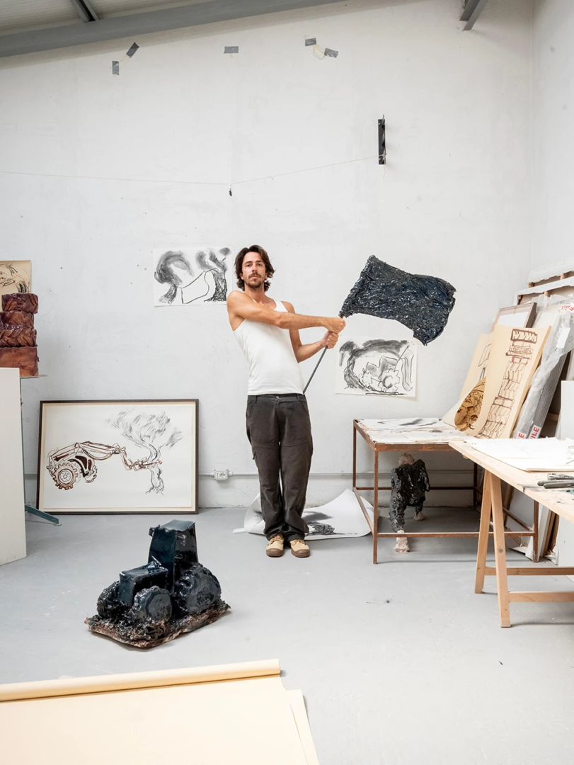 Cosimo Vella in studio a Pietrasanta, fotografia di Matteo Viti