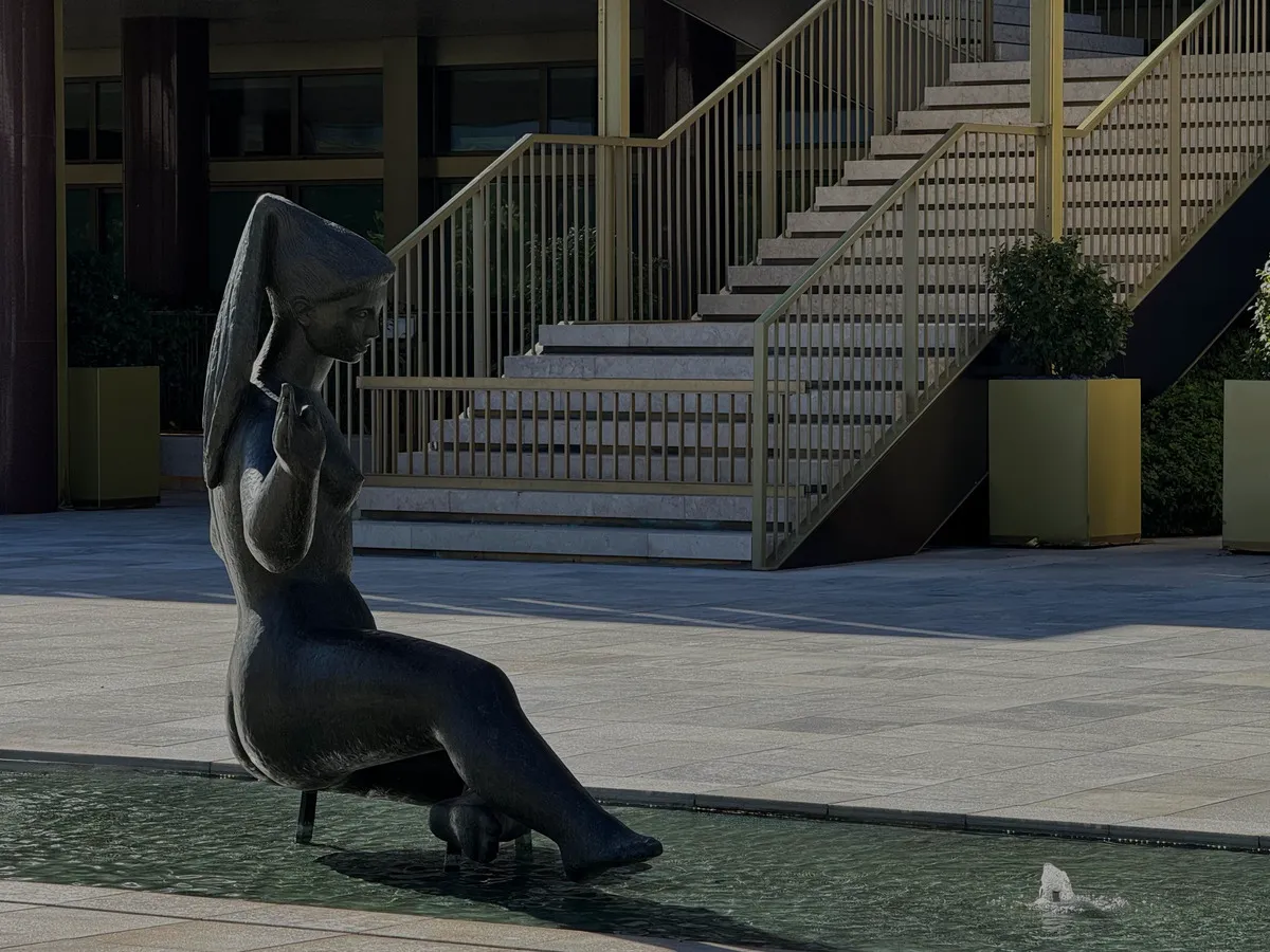 Tágide (1959), by João Farinha, is part of the art collection at Four Seasons Hotel Ritz Lisbon. The work depicts the river nymphs of the Tejo invoked by Camões in Os Lusíadas, drawing on the lineage of classical Nereids