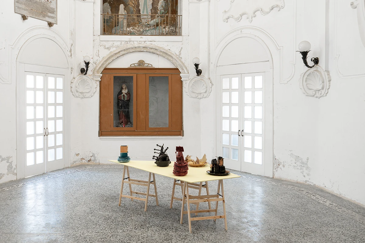 Installation View della mostra Bisogna Mangiare di tutto, Congrega dell_Immacolata, Cutrofiano, 2025