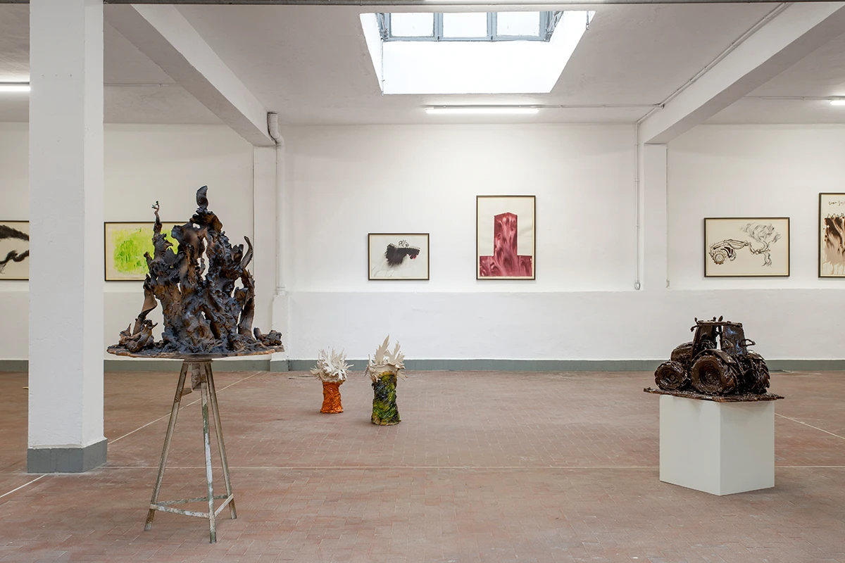 Installation view della mostra Città del mondo, Milano 2024