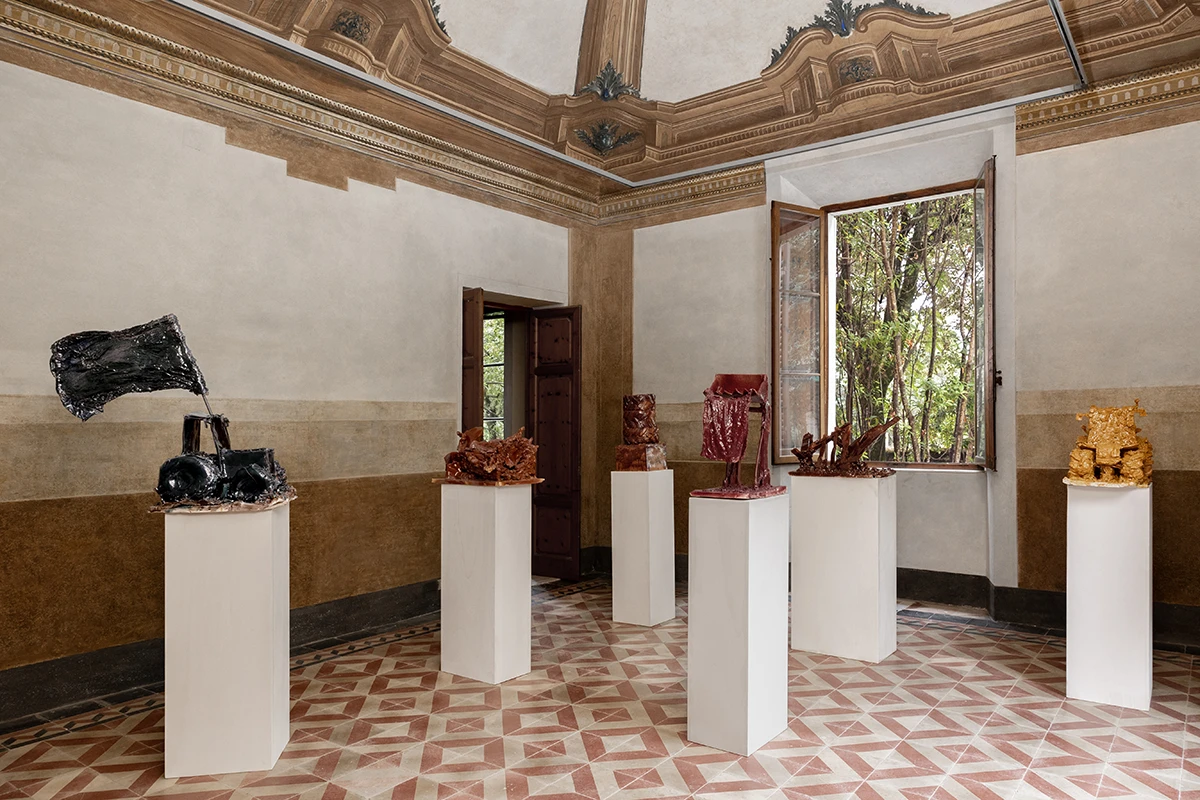 Installation view della mostra Io Contengo Moltitudini, Villa la Versiliana, Pietrasanta, 2025