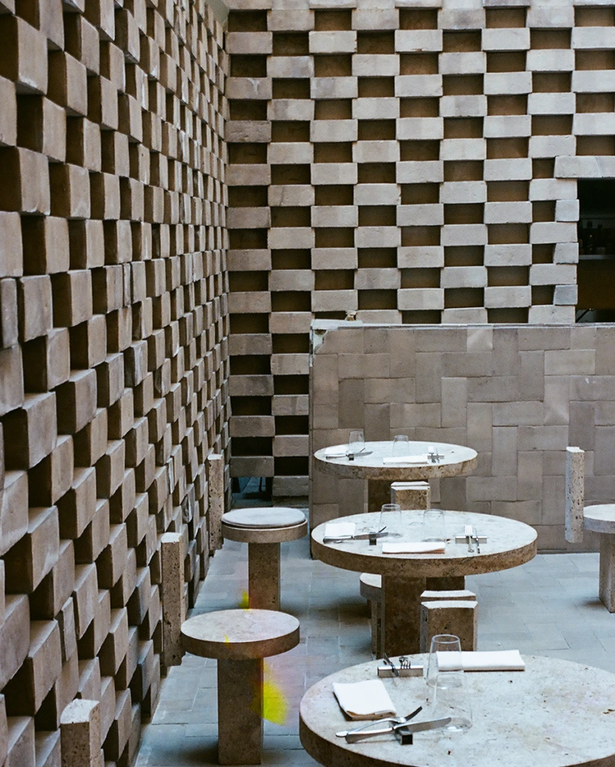 Nomos Roma, il bar nel cortile interno