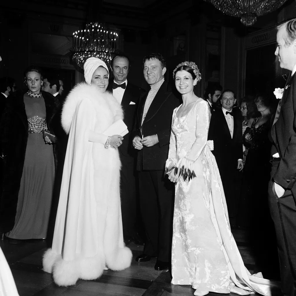 Richard Burton, Liz Taylor, Carla Fracci alla prima di _Un Ballo in maschera_ del 7 dicembre 1972 (foto di Erio Piccagliani)