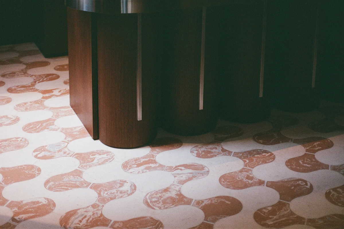 Satinine’s Milan store revives the warmth and geometry of 1930s design