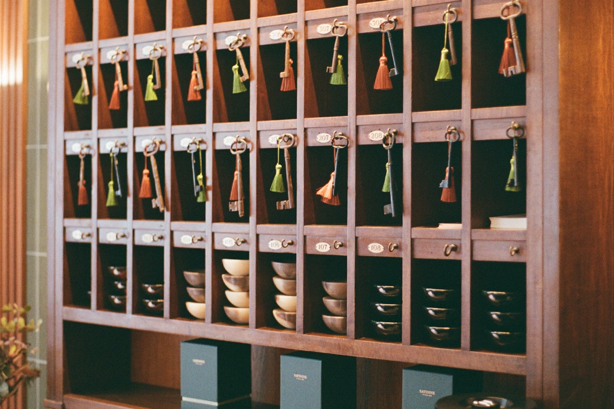 A modern portineria for Milan: Satinine opens its signature fragrance store