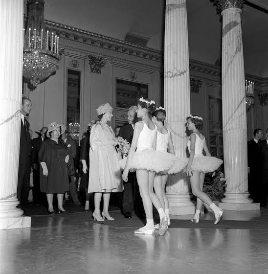 Sua Maestà la Regina Elisabetta II d_Inghilterra riceve fiori dalle giovani ballerine de La Scala in occasione della prima del 1961