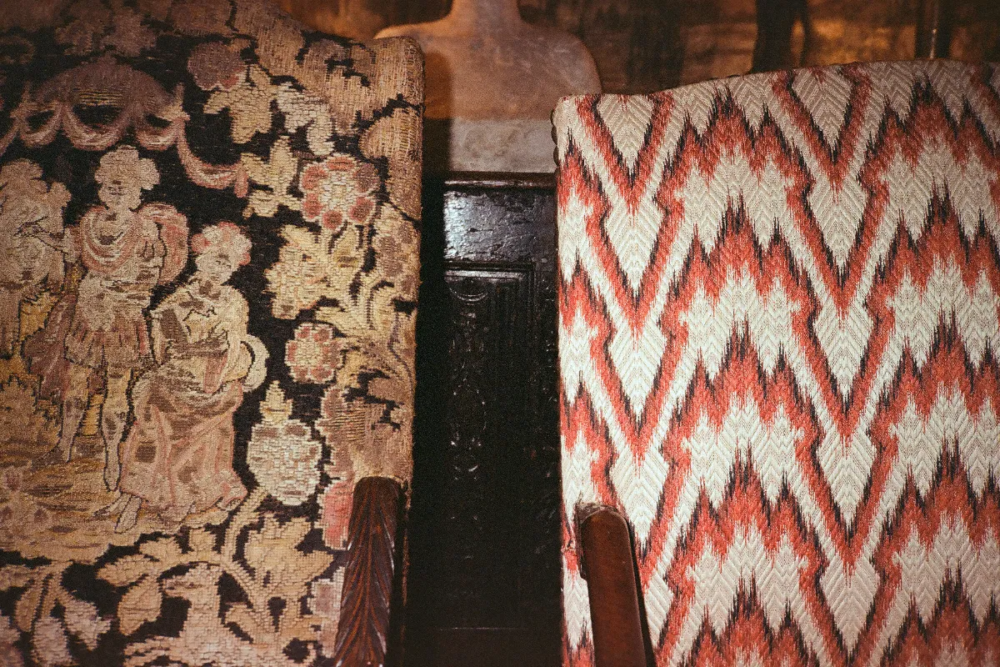 Città della Pieve, Foresteria Bandini, sedute e tessuti