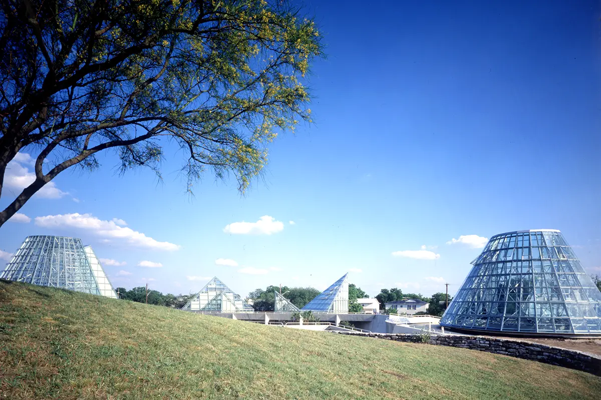 Emilio Ambasz, Lucille  Halsell Conservatory, San Antonio Botanical gardens, San Antonio Texas USA1982