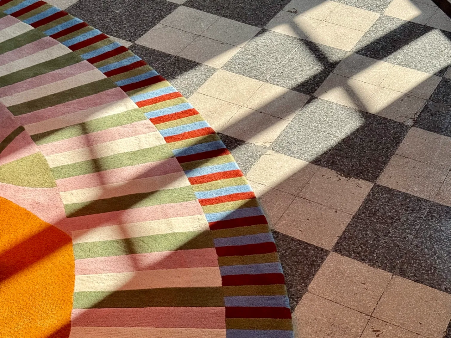 Luca Guadagnino’s intervention at Palazzo Talìa also passes through the floor. Custom-designed rugs structure the space