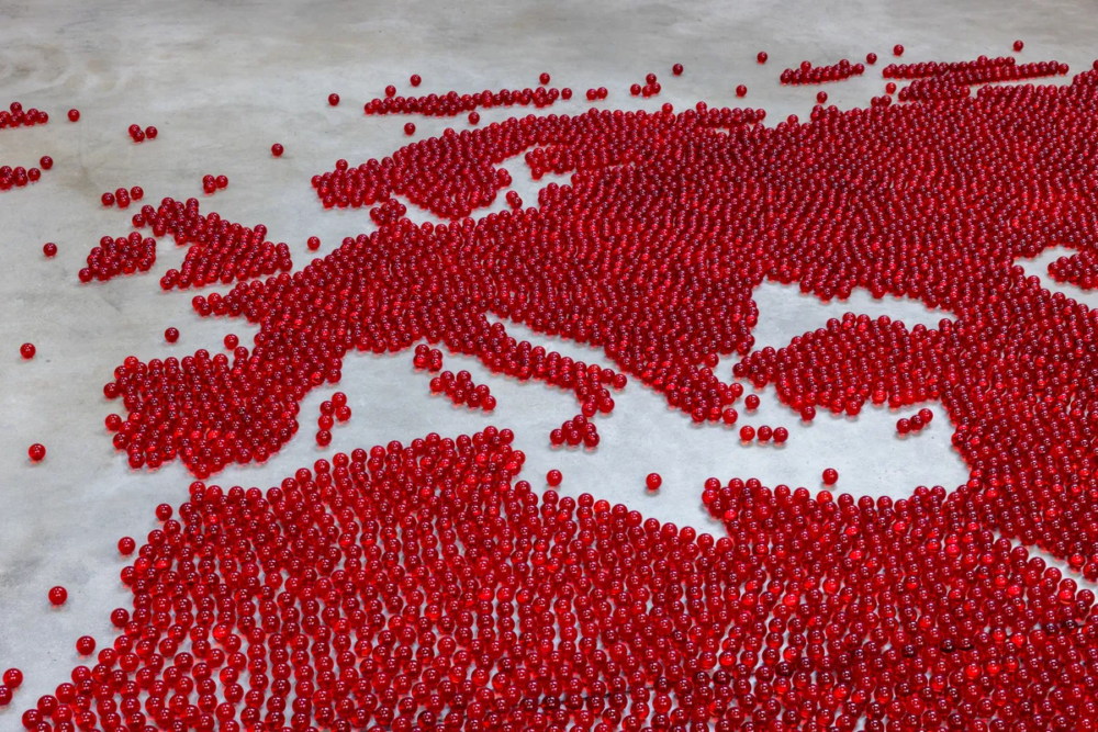 Mona Hatoum Map (red), 2026 Sfere di vetro rosso trasparente di 25 mm
