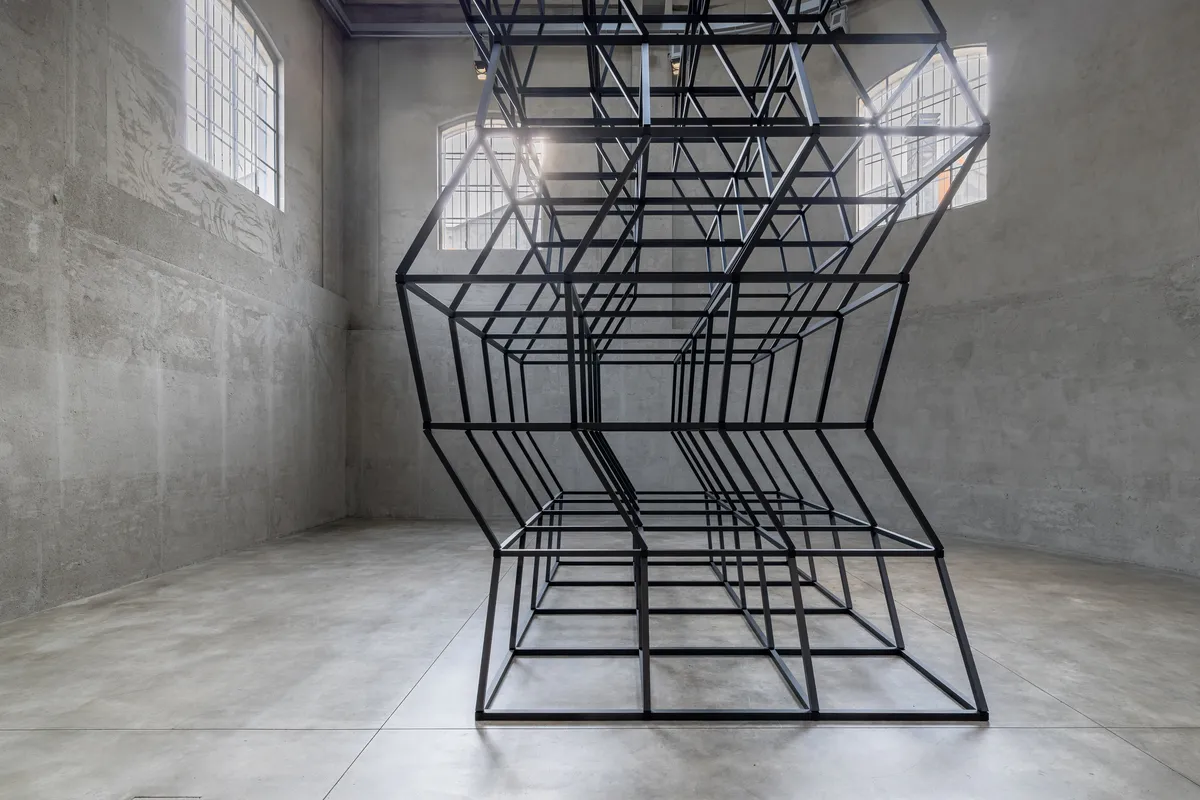 Immagine della mostra “Over, under and in between” di Mona Hatoum Foto: Roberto Marossi Courtesy Fondazione Prada Mona Hatoum all of a quiver, 2022 Tubi di alluminio a sezione quadrata, cerniere di acciaio, motore elettrico, cavo