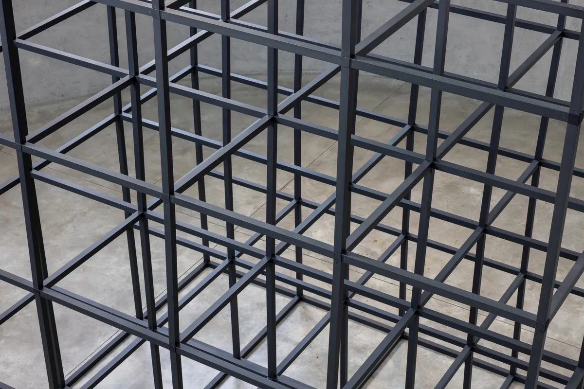 Mona Hatoum, “Over, under and in between” di Mona Hatoum. Foto: Roberto Marossi. Courtesy Fondazione Prada. Mona Hatoum ,all of a quiver, 2022. Tubi di alluminio a sezione quadrata, cerniere di acciaio, motore elettrico, cavo