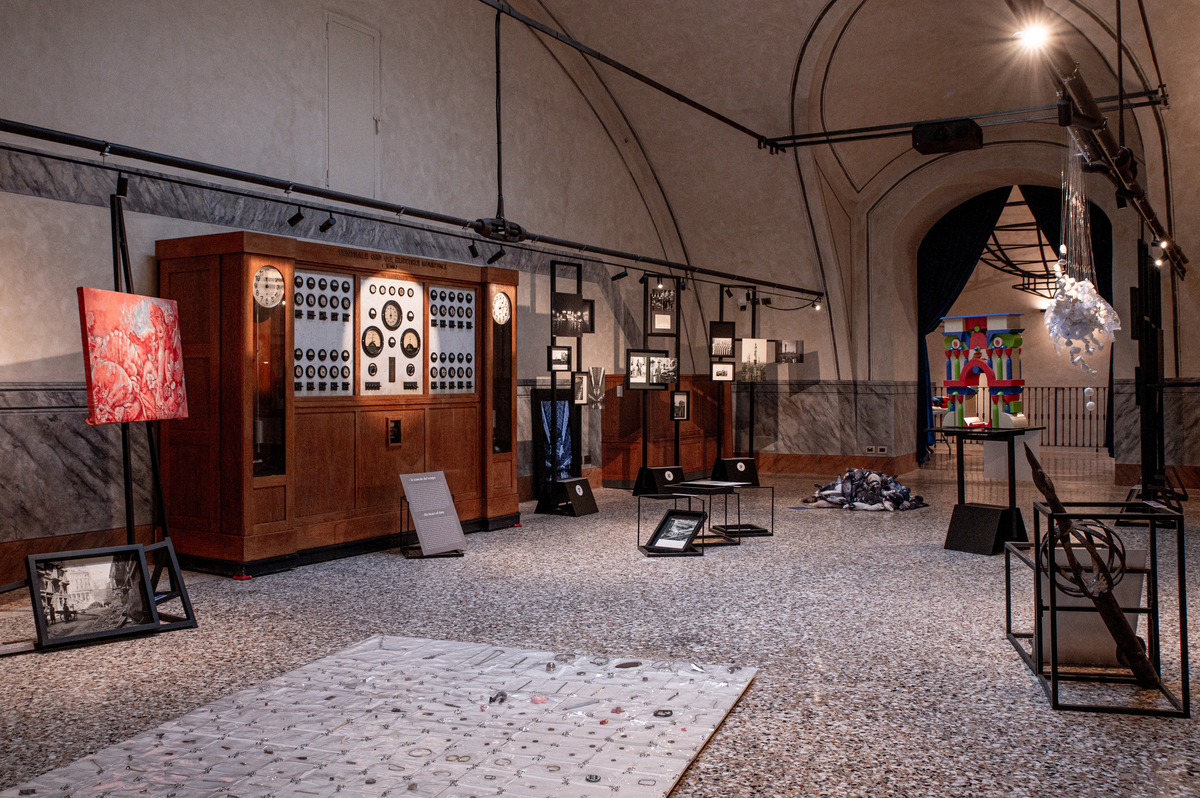 La Sala degli Orologi, con la macchina che un tempo regolava tutti gli orologi della città