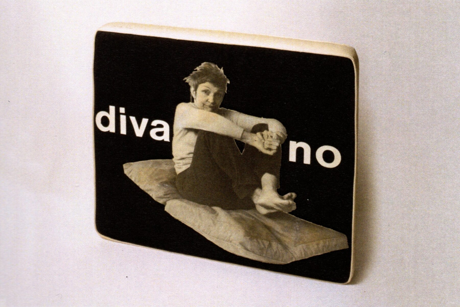 Mirella Bentivoglio, cuscino per divano Diva No, 1973