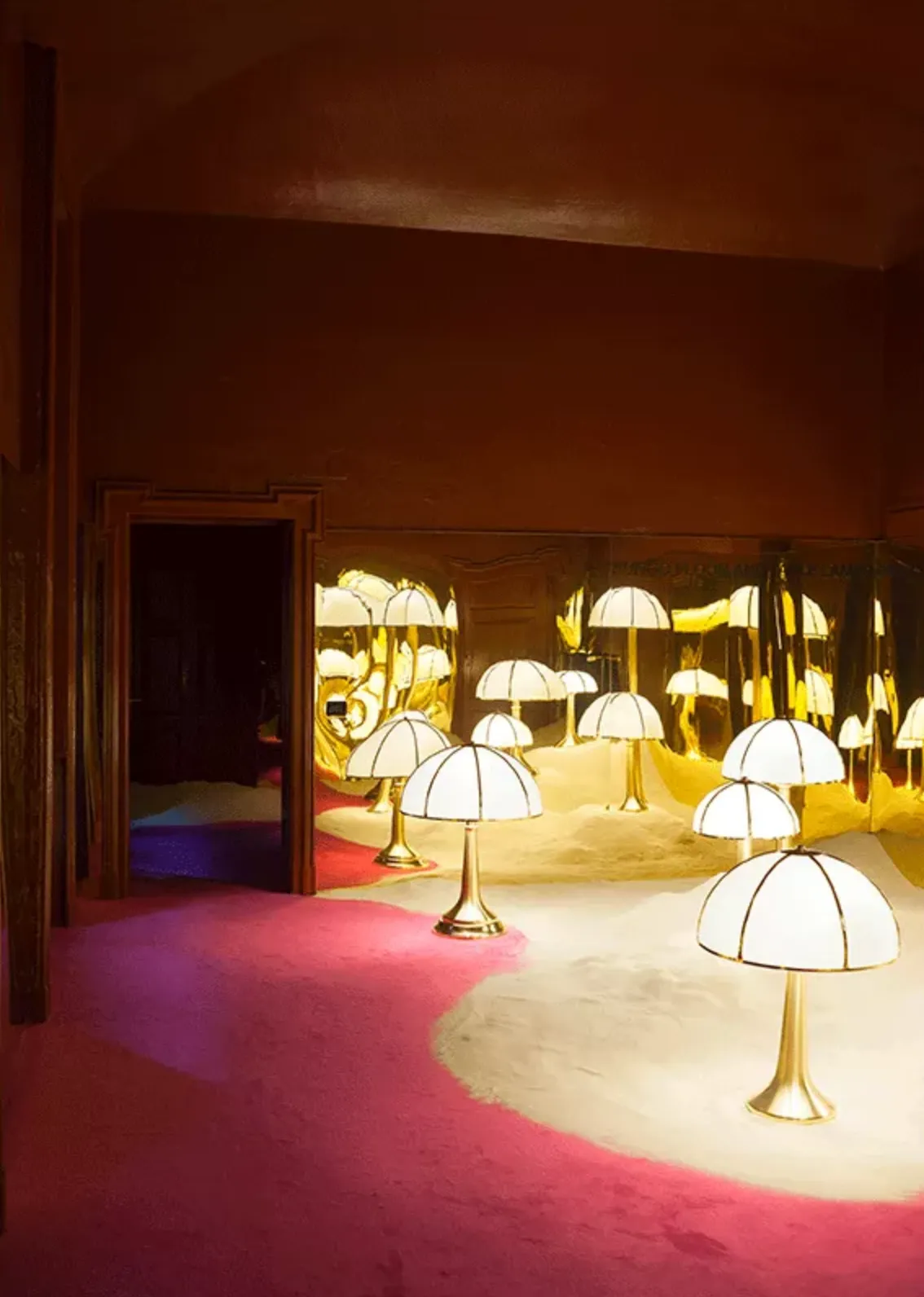 Lampada da tavolo in ottone, originaria anni ‘70, foto di Wannenes