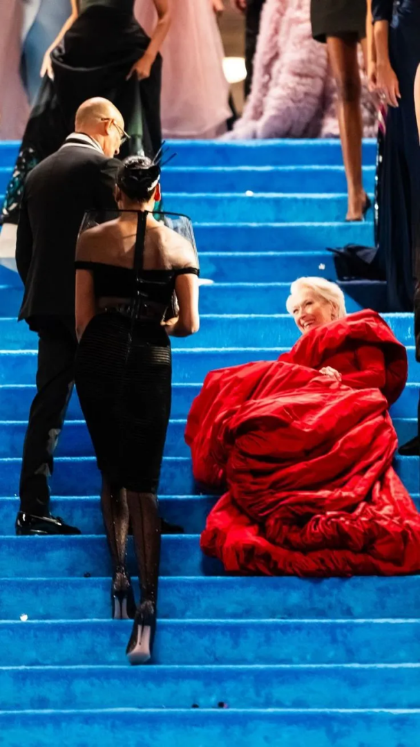 Marylin Streep falling down during the Met Gala