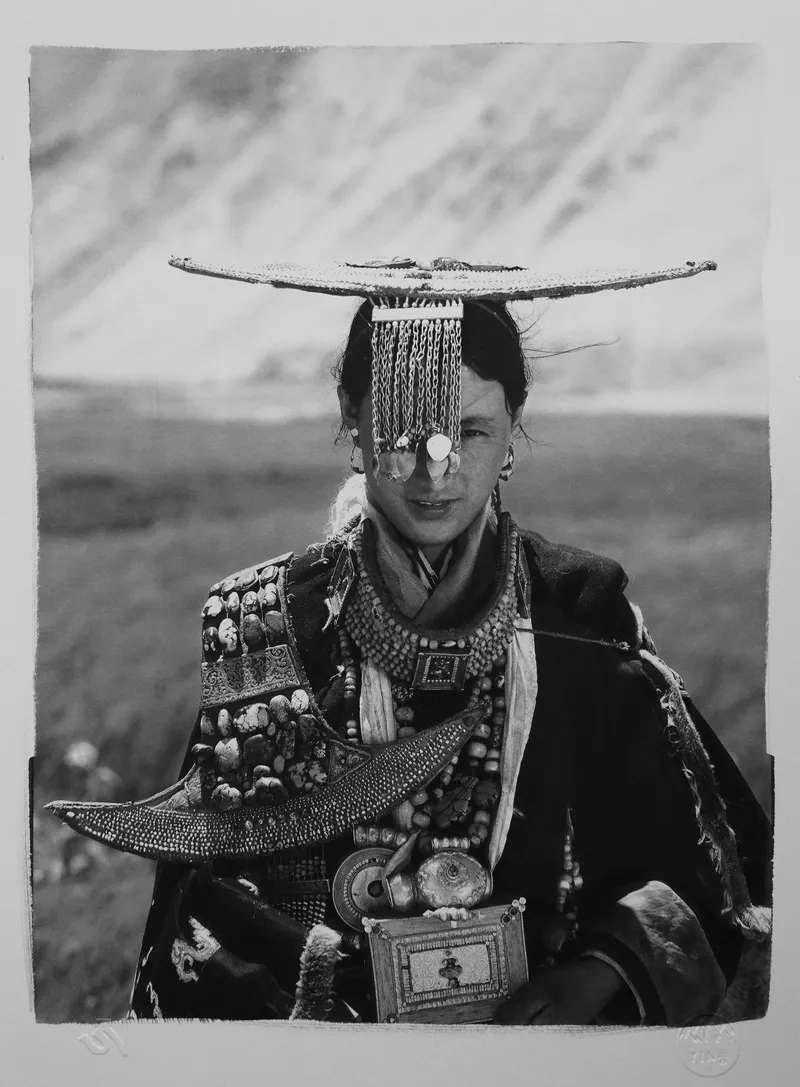 Ragazza in abito tradizionale, Contea di Purang, Ngari, Tibet, 1994. PH. Zhang Chaoyin
