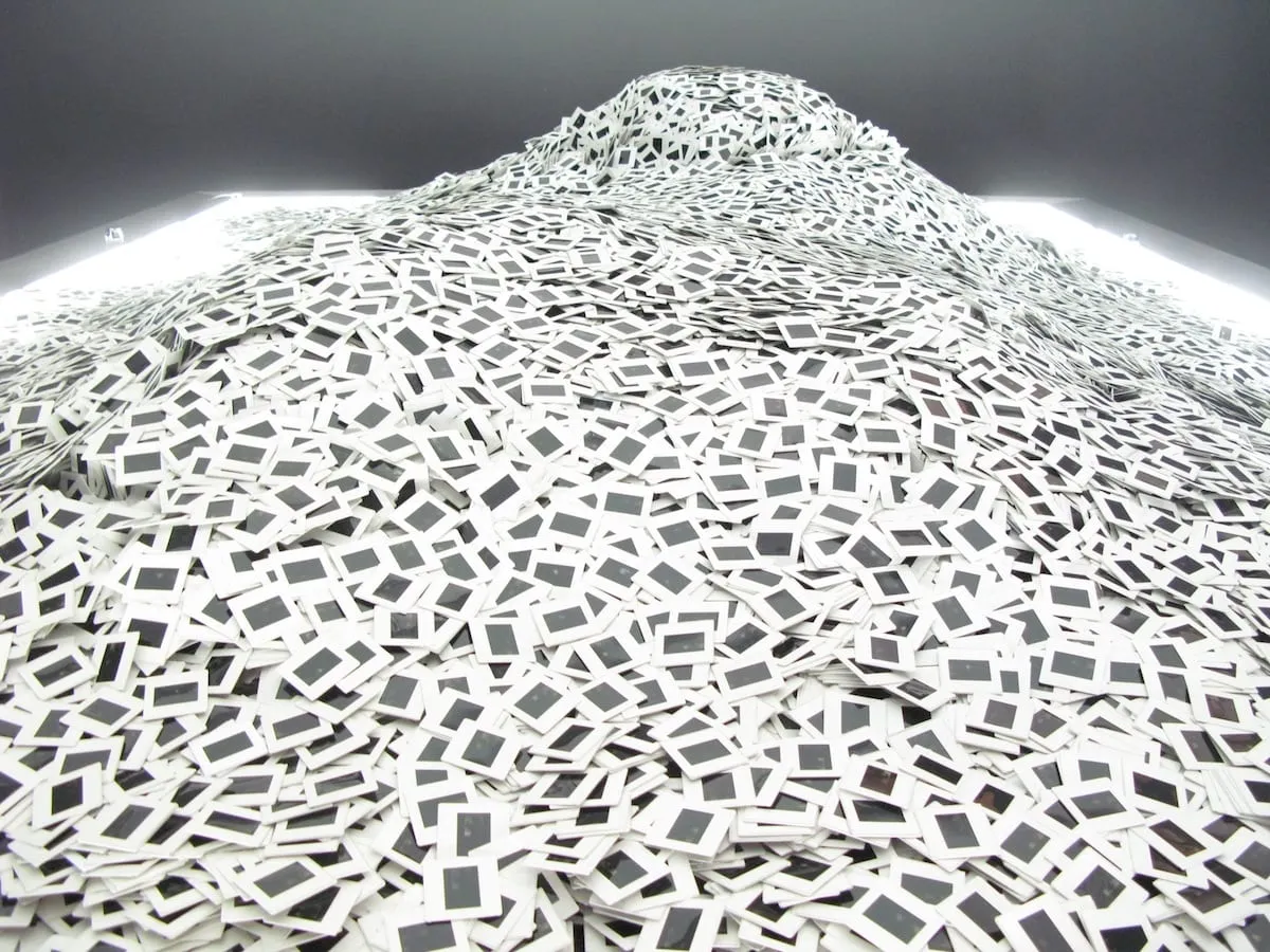 he Silence of Nduwayezu. 1997. One million slides, light table, magnifiers, illuminated wall text © Alfredo Jaar.