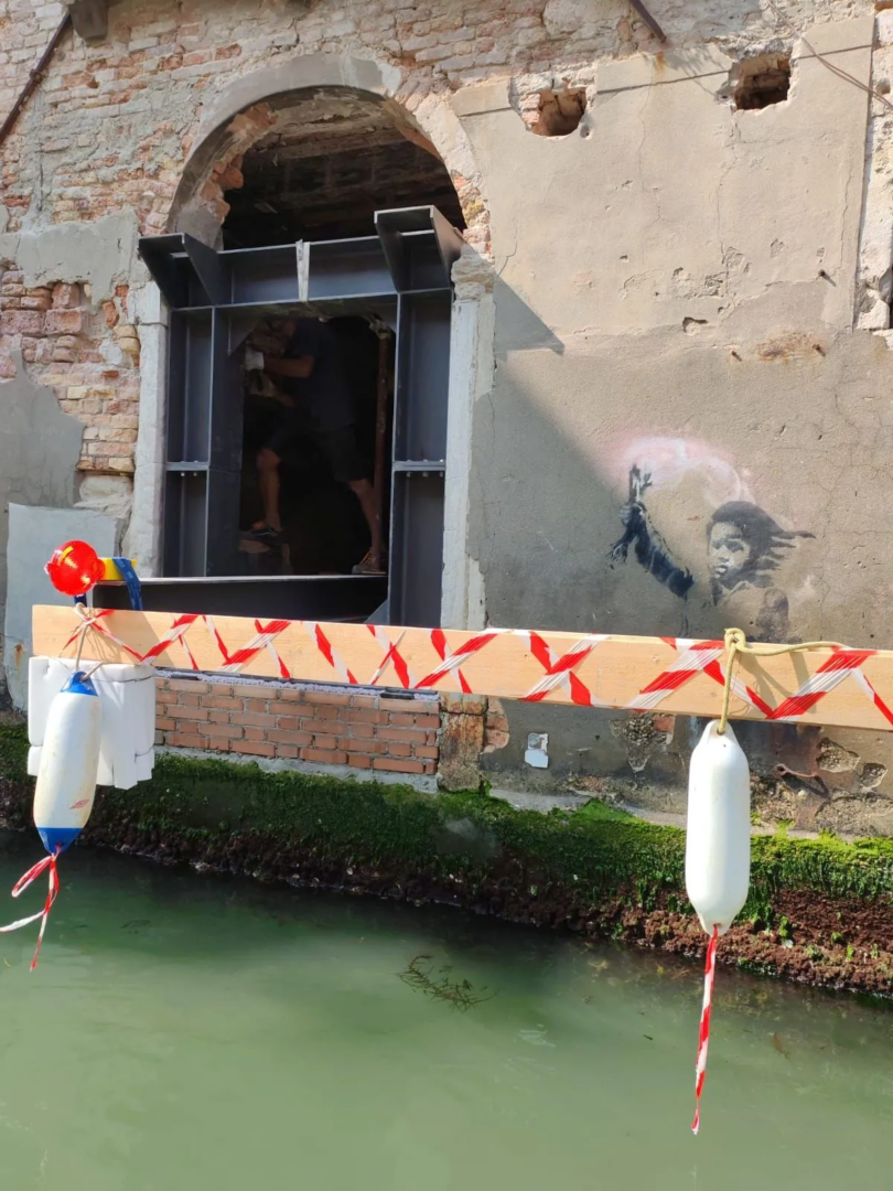 Banksy, The Migrant Child, 2019, Palazzo San Pantalon. Foto LAGOON / Alvise Busetto