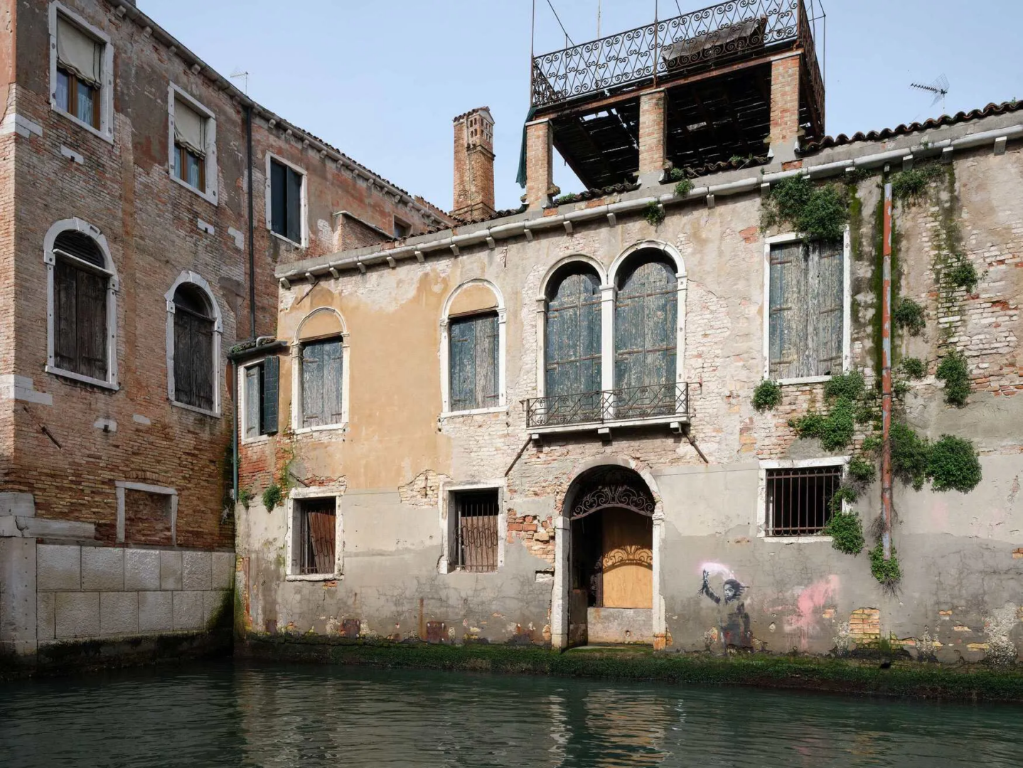 Banksy, The Migrant Child, Venezia, Palazzo San Pantalon. Foto/ Massimo Listri 1