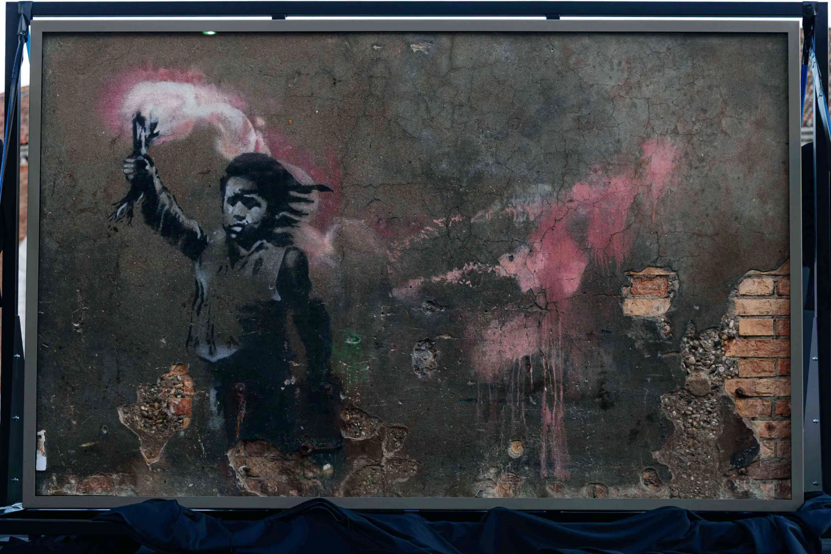 Banksy, The Migrant Child. Foto Massimo Listri