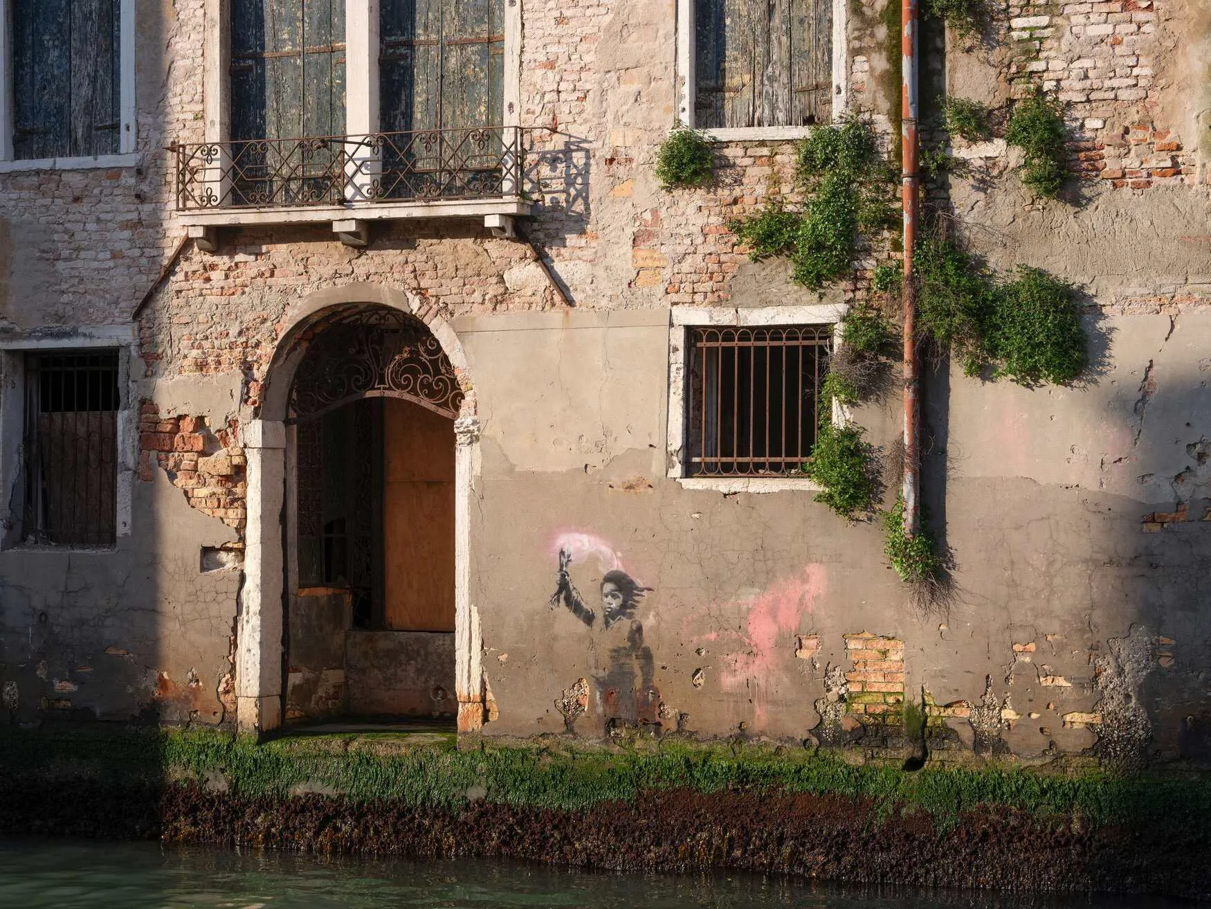 Banksy, The Migrant Child, Venezia, Palazzo San Pantalon. Foto/ Massimo Listri
