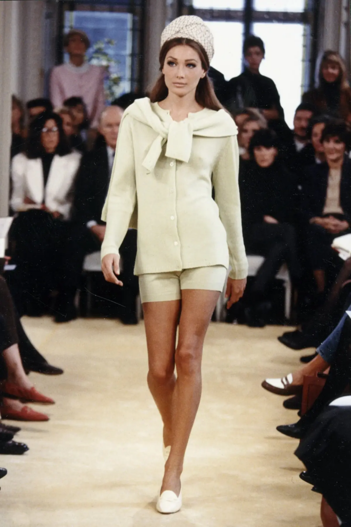 Carla Bruni sfila per Prada Primavera Estate 1992