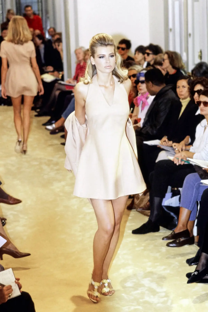 Daniela Pestova sfila per Prada Primavera Estate 1992
