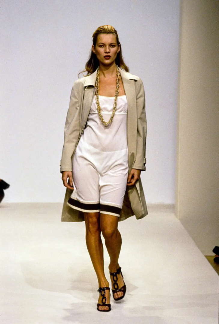 Kate Moss sulla passerella Prada Primavera Estate 1996