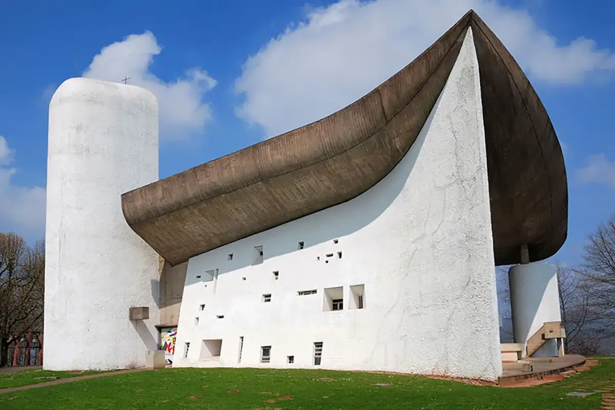 Notre Dame du Haut a Ronchamp progettata da Le Corbusier nel 1955