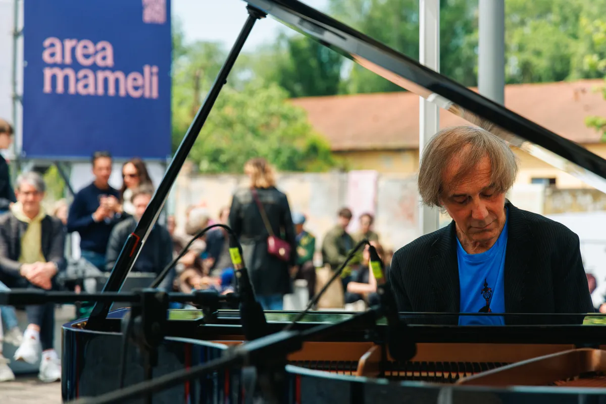 Piano City Milano e Area Mameli omaggiano il quartiere Niguarda con una giornata speciale fatta di musica per pianoforte e non solo. Nella piazza pedonale di Viale Suzzani 96-98, davanti all’ingresso del cantiere dell’ex Caserma Mameli, prende vita una vera e propria festa per tutta la città: ad arricchire lo spazio e intrattenere il pubblico, tre concerti di Arturo Stàlteri, Edoardo Vilella e i Genesis di Marco Bottazzi, il vintage market gestito da Remira Market e il servizio di ristoro organizzato da Ape Milano e Ape Cesare.
