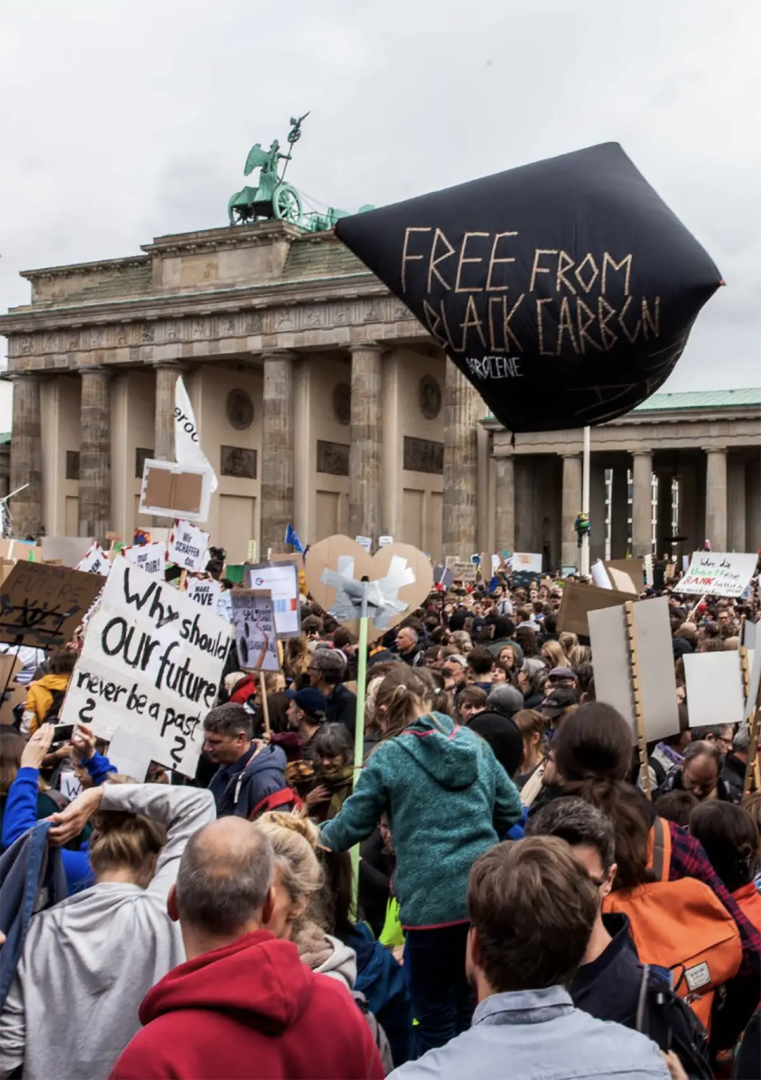 The Aerocene community in Berlin as part of Fridays for Future, 2019. Photography Aerocene, Creative Commons BY­SA 4.0