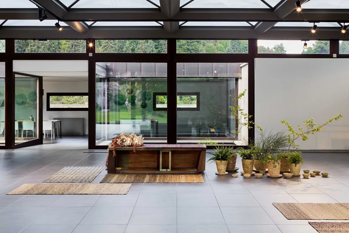 Vista d'insieme dell'installazione Luccicanza. Di fiori e di filo, di pietra e di terra, di pelle e di radice. Presso Casa Zegna. Ph. Ph. Camilla Maria Santini
