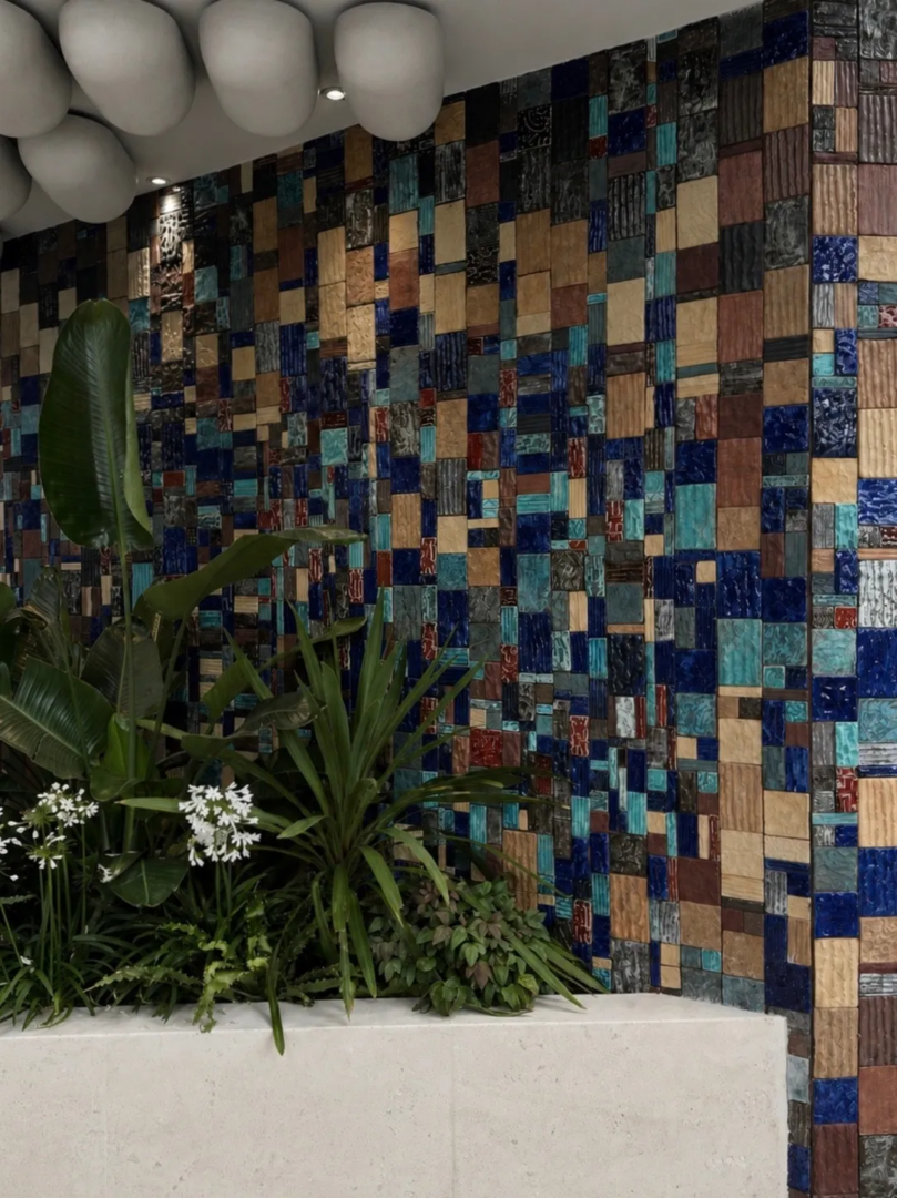 The ceramic installation conceived by Hannes Peer and realized with Officine Saffi Lab, composed of more than two thousand handmade tiles in over thirty tonalities