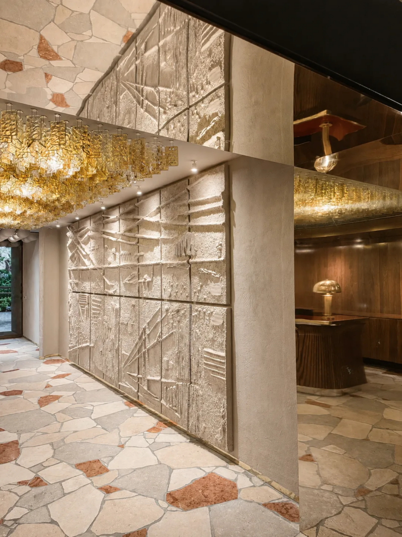Horizon, the concrete bas-relief by South Tyrolean artist Ursula Huber, integrated into the new reception area