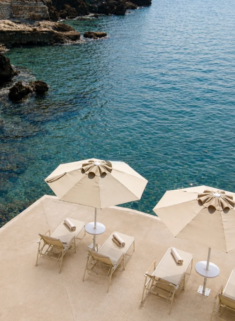 Keyla Beach Club built on the rock.
Direct access to the Mediterranean