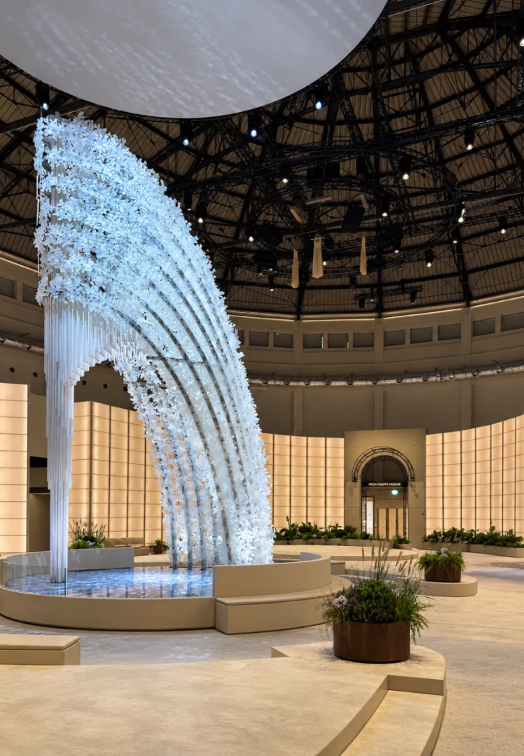 La Watch Art Grand Exhibition di Patek Philippe si legge in questo rapporto fra conoscenza artigianale e sperimentazione scientifica. A Milano dal 2 al 18 ottobre 2026, la settima edizione della mostra itinerante occupa circa 2.900 metri quadrati del CityOval, già Palazzo delle Scintille, in CityLife. È la più grande mai realizzata dalla manifattura ginevrina.