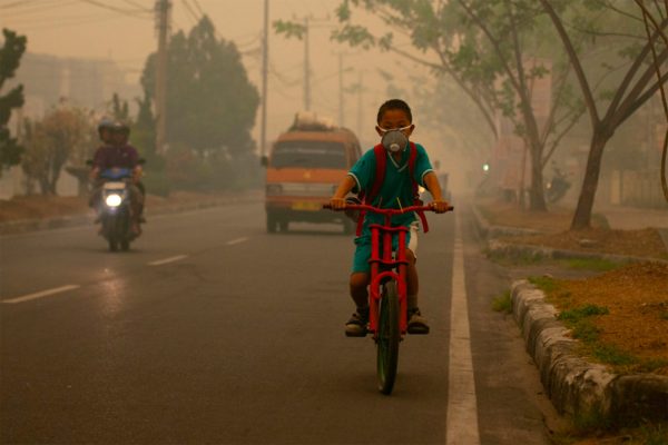 00_05 Boy, bike and smoke, Aulia Erlangga