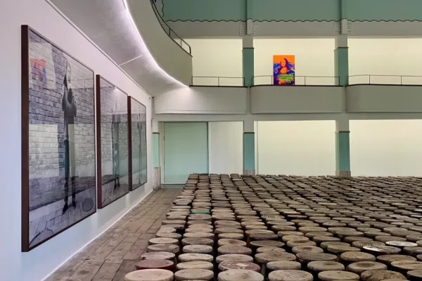 Ai-WeiWei-Dropping-A-Han-Dynasty-Urn-1024x683