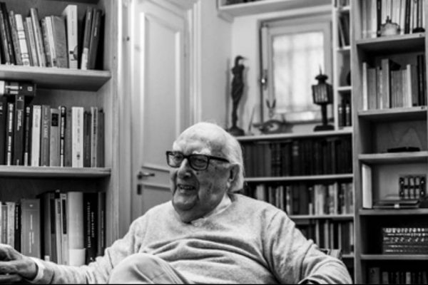 ANDREA CAMILLERI NELLA SUA CASA ROMANA ANDREA CAMILLERI NELLA SUA CASA ROMANA