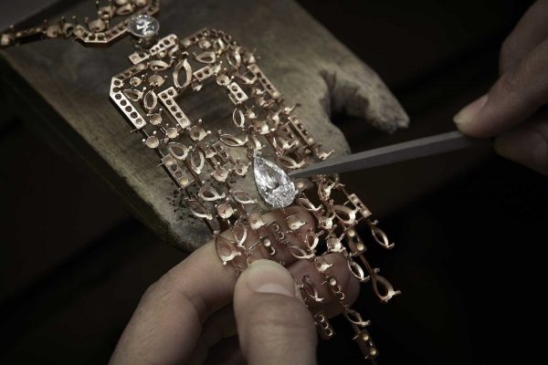 The 55.55 necklace by Patrice Leguéreau: some diamonds have been cut-to-size to fit the design