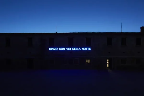 Claire-Fontaine-Siamo-con-voi-nella-notte-1024x683