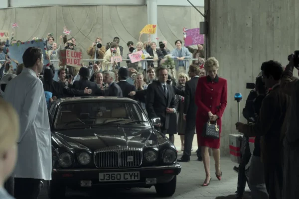 Elizabeth-Debicki-in-Dior-The-Crown-1