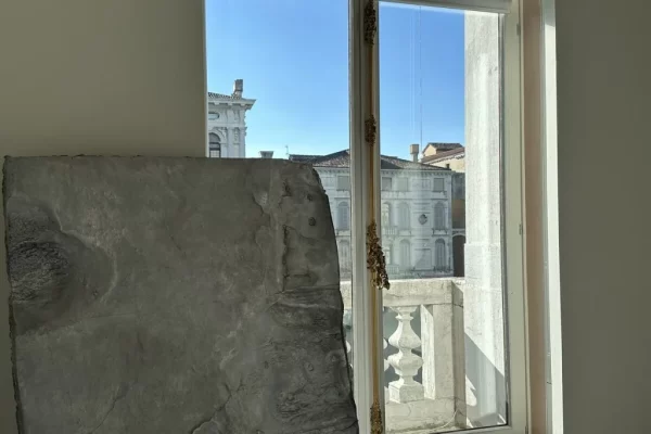 Ensemble-Nairy-Baghramian-Palazzo-Grassi-1024x683