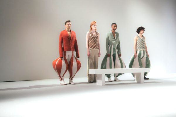 HARIKRISHNAN INFLATABLE LATEX TROUSERS MA CATWALK 2020 COURTESY @DEZEEN HARIKRISHNAN INFLATABLE LATEX TROUSERS MA CATWALK 2020 COURTESY @DEZEEN