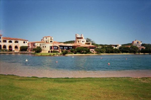 Hotel Cala di Volpe, Costa Smeralda - immagine analogica, Lampoon Magazine