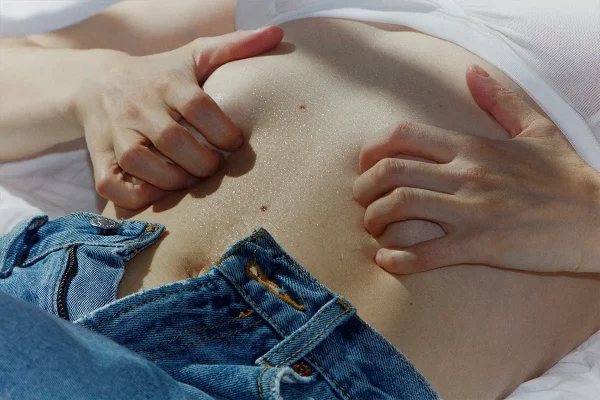 Le ritualità del corpo catturate dalla fotografia di Vinccent Ferrané