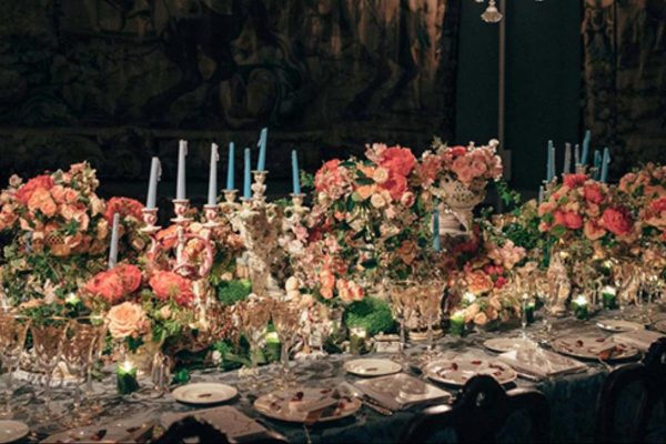 MISE EN PLACE DI CORDELIA DE CASTELLANE, ARTISTIC DIRECTOR DIOR MAISON MISE EN PLACE FOR A DINNER, IMAGINED BY CORDELIA DE CASTELLANE, ARTISTIC DIRECTOR OF DIOR MAISON