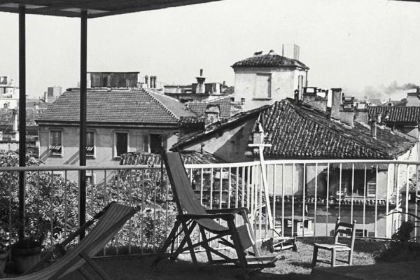 TERRAZZA CON VISTA SOPRA AI TETTI DI VIA BAGUTTA TERRAZZA CON VISTA SOPRA AI TETTI DI VIA BAGUTTA